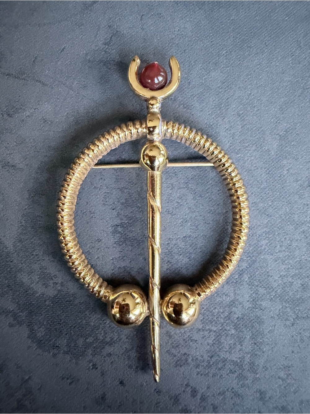 Vintage Signed PR Celtic Tara Penannular Brooch Carnelian Gold Tone Pin 3โ